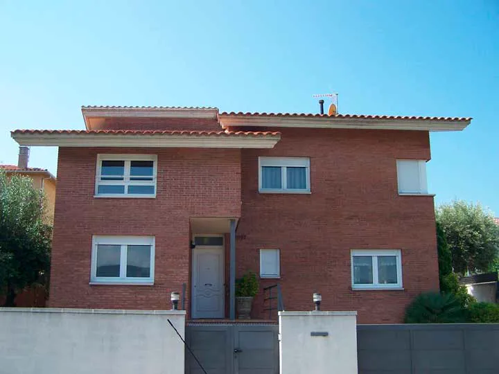 Casa unifamiliar con fachada de obra vista construida por Mogar en El Castell