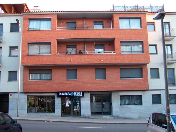Fachada del edificio de viviendas de Mogar en la Carretera de Piera 9 de Esparreguera