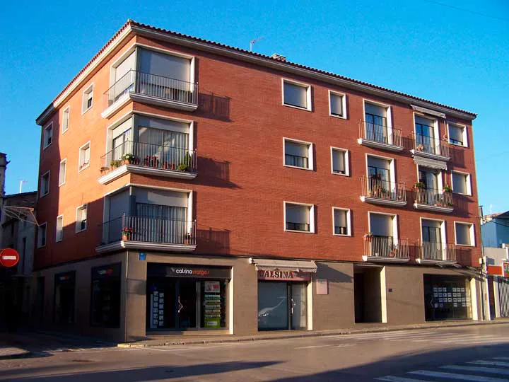Edificio de viviendas promovido y construido por Mogar en la calle Sant Joan 5 de Esparreguera