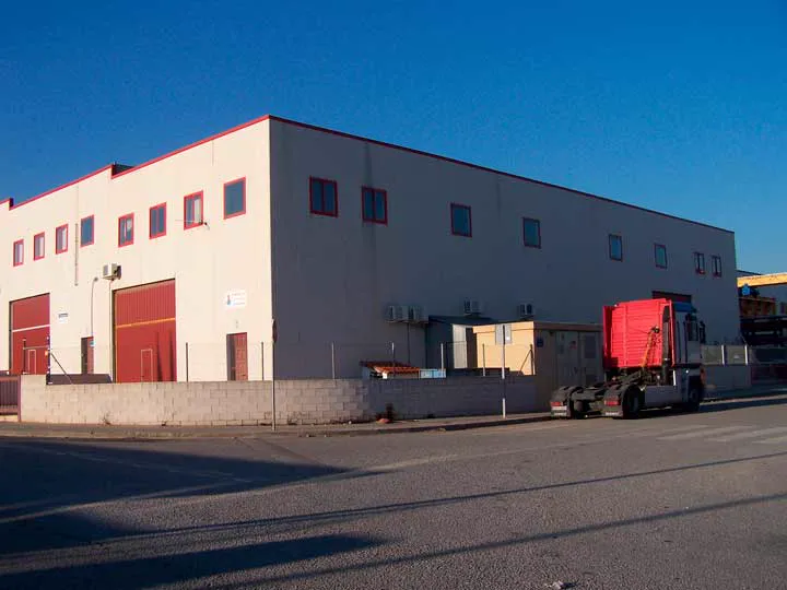 Nave industrial construida por Mogar en la calle Fornal de Esparreguera
