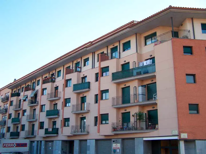 Edificio de viviendas promovido por Mogar en la calle Miquel Coll i Alentorn 25 de Olesa de Montserrat