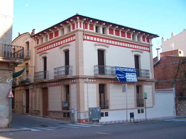Fachada modernista rehabilitada por Construcciones Mogar en Esparreguera