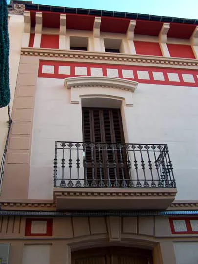 Detalle de la fachada modernista rehabilitada por Construcciones Mogar